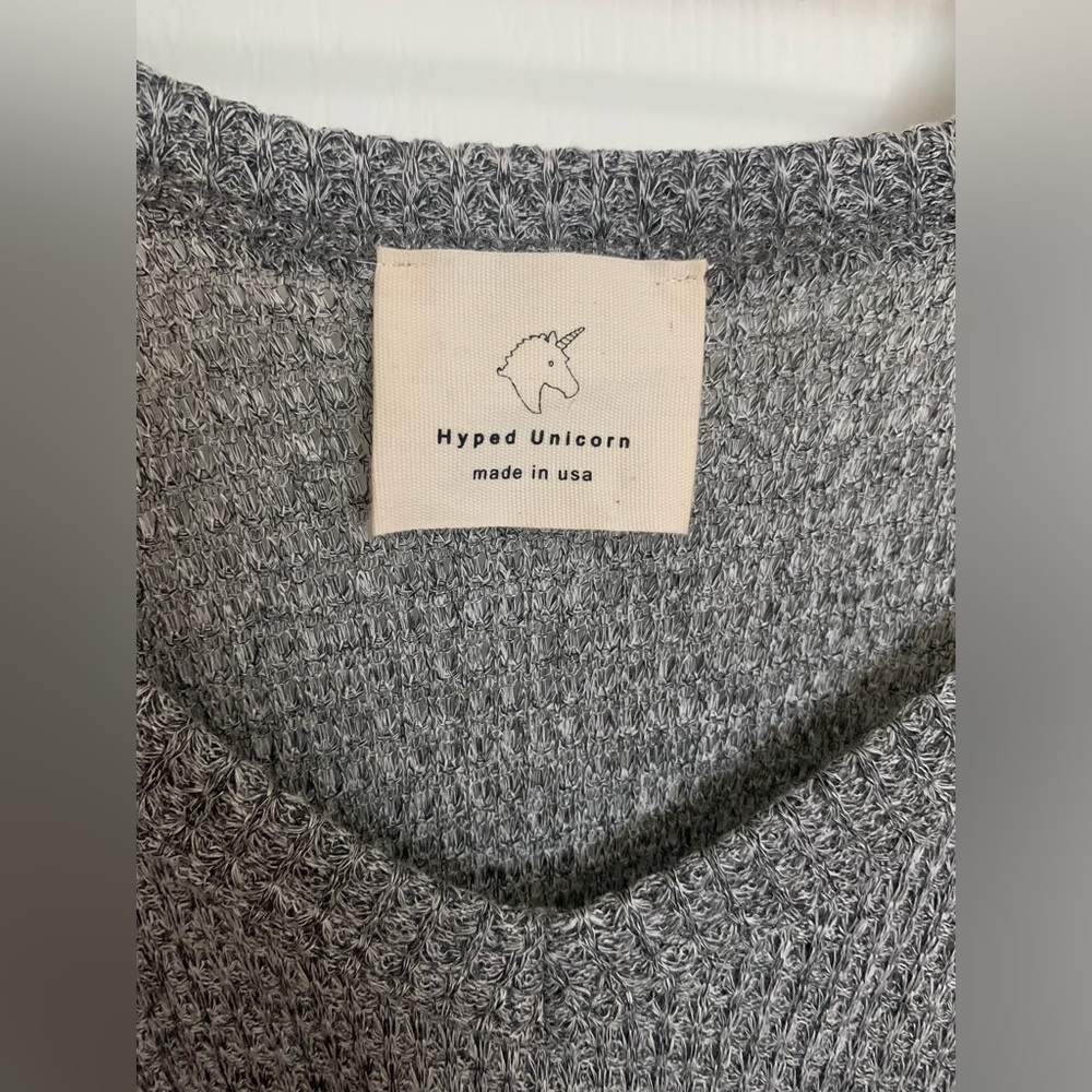 NWOT Hyped Unicorn Long Sleeve Open Shoulder Gray Top - Picture 4 of 5